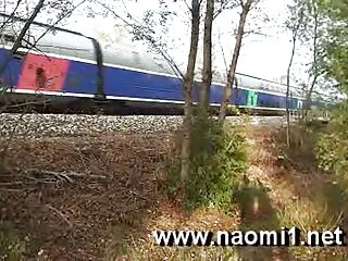 Ass Traffic მასიური კლიტორის გოგონა იღებს ass fucked მძიმედ და მერცხლები